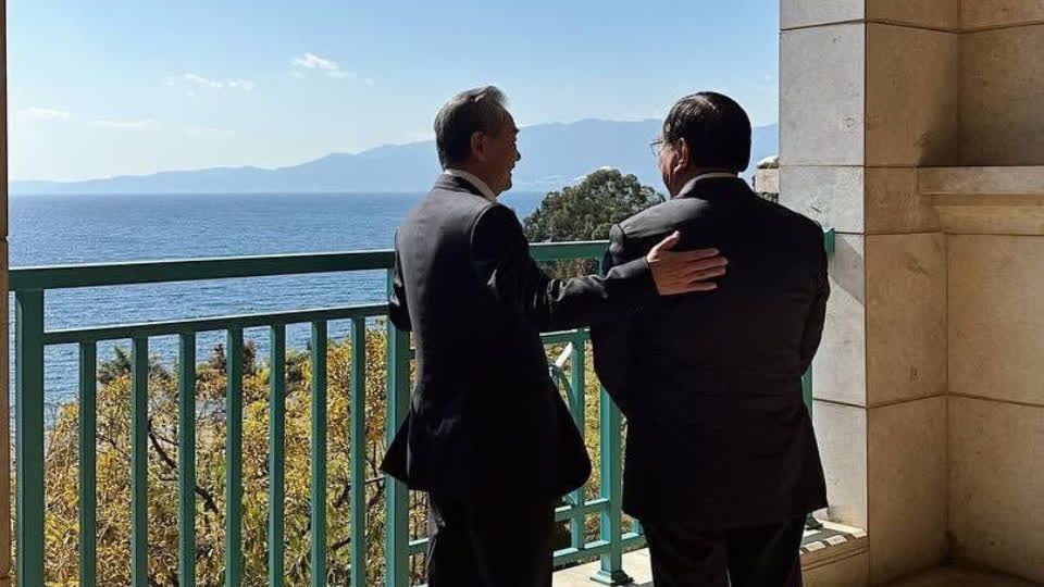 柬中外长并肩欣赏抚仙湖美景