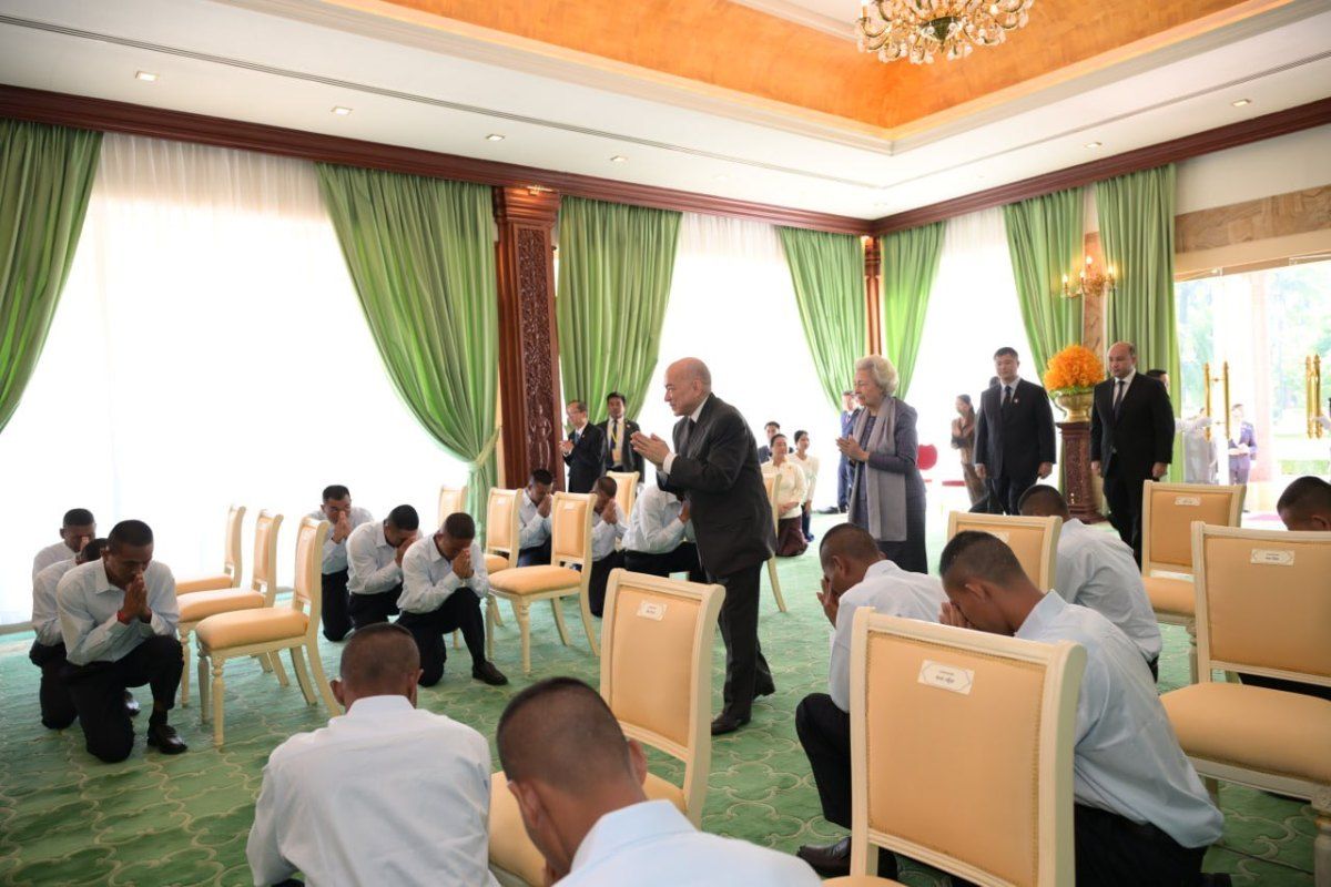 18名获释士兵觐见柬埔寨国王与国母