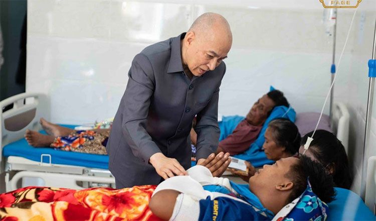 柬埔寨国王探望前线受伤士兵！