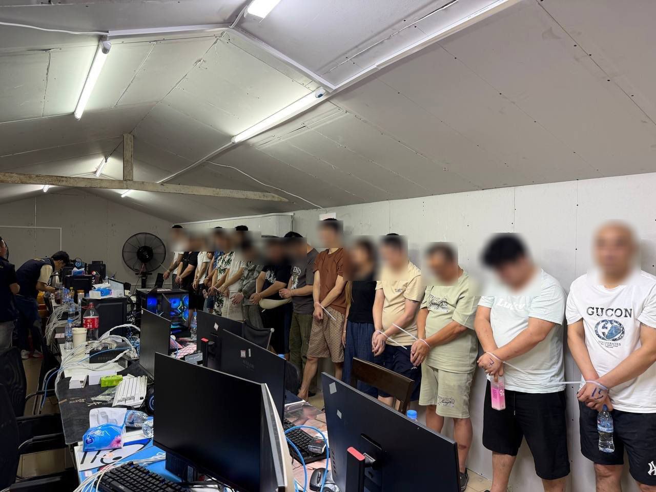 金边警方突袭一家酒店捣毁电诈窝点 逮捕49名嫌疑人