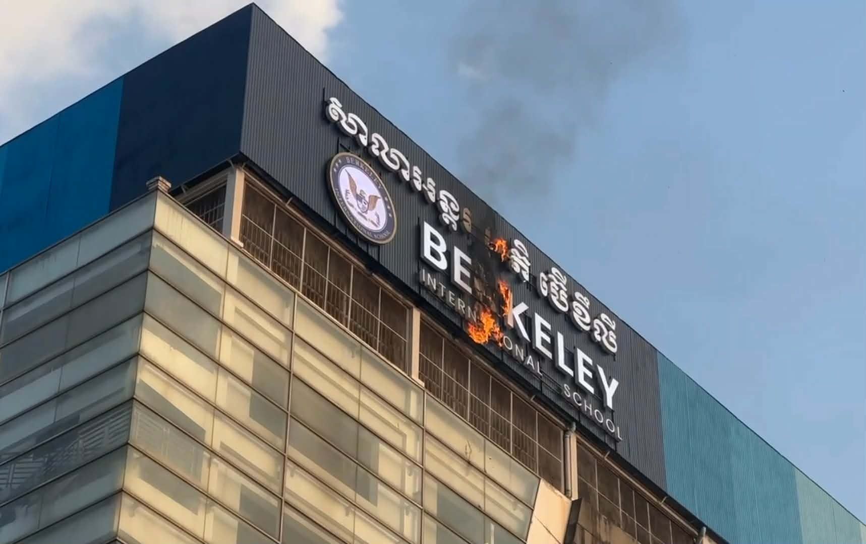 金边堆谷区一国际学校招牌起火