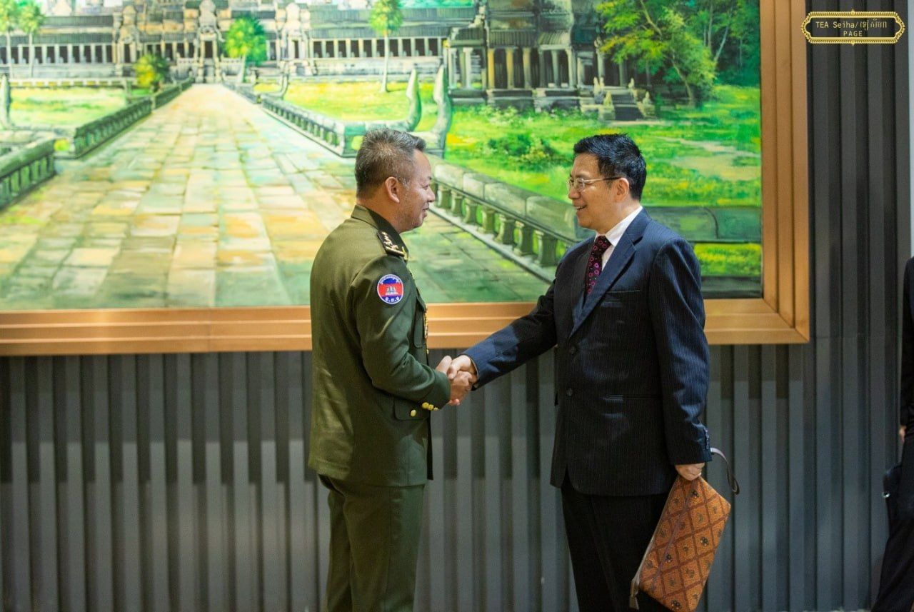 柬埔寨国防部长会见中国外交部特使邓锡军