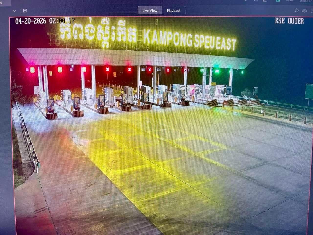 中国男子车内互殴并冲撞高速收费站，警方介入调查