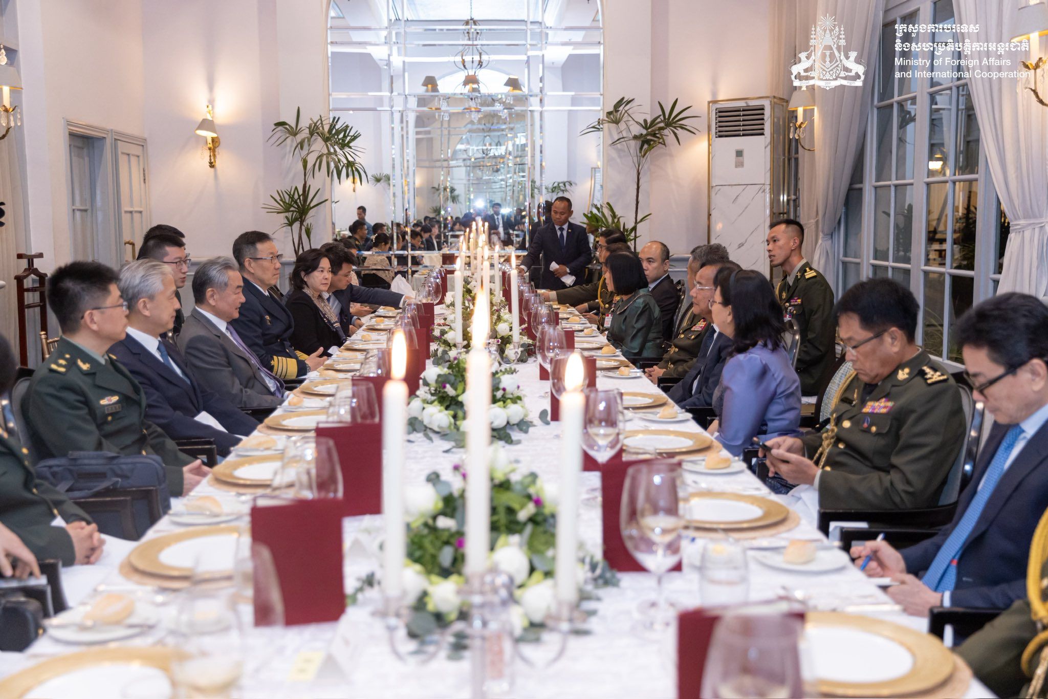 柬埔寨设宴款待到访的中国外长王毅与防长董军