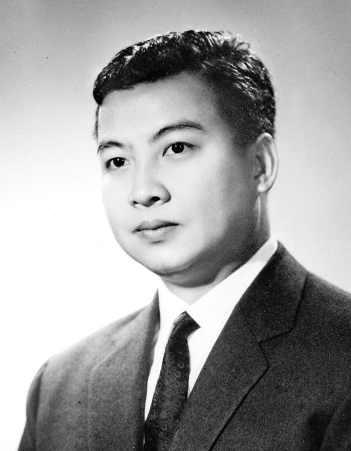 西哈努克是柬埔寨王族诺罗敦苏拉玛里特之子，出生于柬埔寨首都金边。1941年，外祖父西索瓦莫尼旺国王病逝， ...