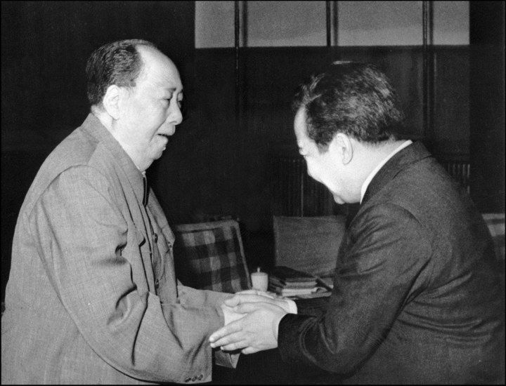 西哈努克于1955年3月3日将王位让予其父诺罗敦苏拉玛里特，同年4月7日，组建政治团体并担任总裁。退位后的西 ...