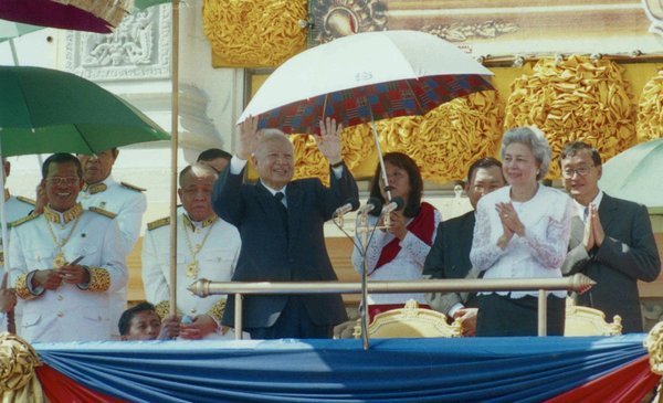 2003年11月9日，柬埔寨首都金边，柬埔寨国王西哈努克，首相洪森出席了柬埔寨独立50周年纪念日庆祝活动。 ...