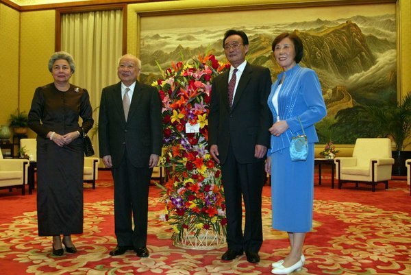 2004年8月9日，全国人大常委会委员长和夫人在北京会见柬埔寨西哈努克国王和王后。 ...