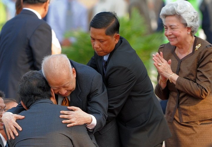2011年4月6日，西哈努克拥抱前来迎接他的柬埔寨政府官员。