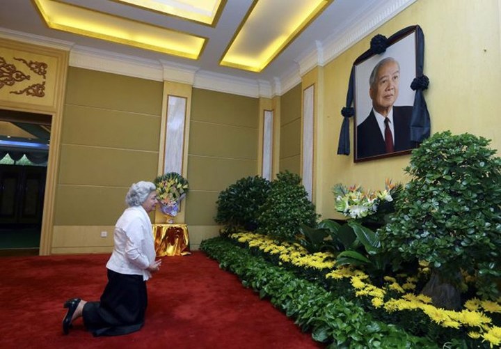 10月15日，国家副主席习近平在北京看望柬埔寨太后诺罗敦·莫尼列·西哈努克，对柬埔寨王国太皇西哈努克逝世 ...